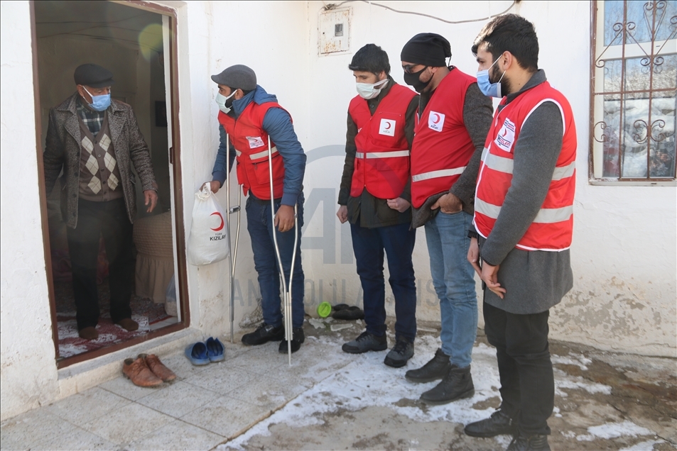Kızılay gönüllüleri karlı yolları aşarak ihtiyaç sahiplerine yardım ulaştırıyor