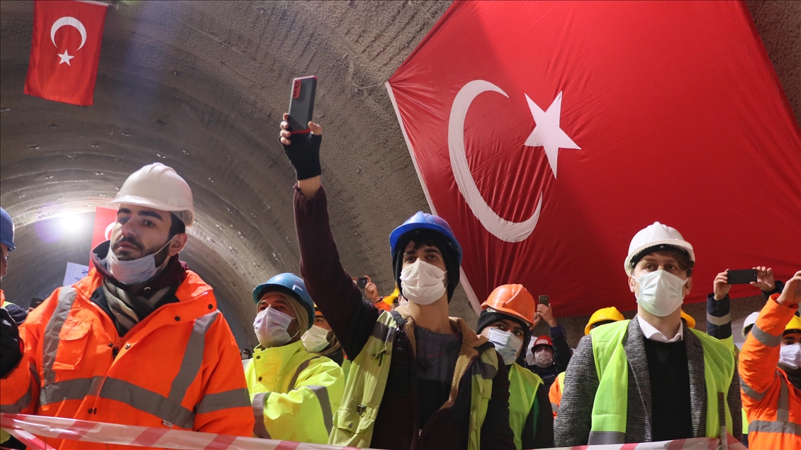 Karadeniz Bölgesi'ni İç Anadolu'ya açan Kırkdilim Geçişi'ndeki "T2 Tüneli"nde ışık göründü