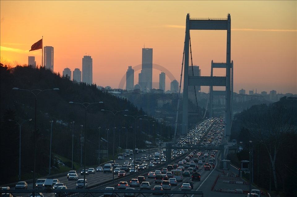 İstanbul'da sokağa çıkma kısıtlaması öncesi trafikte yoğunluk yaşanıyor