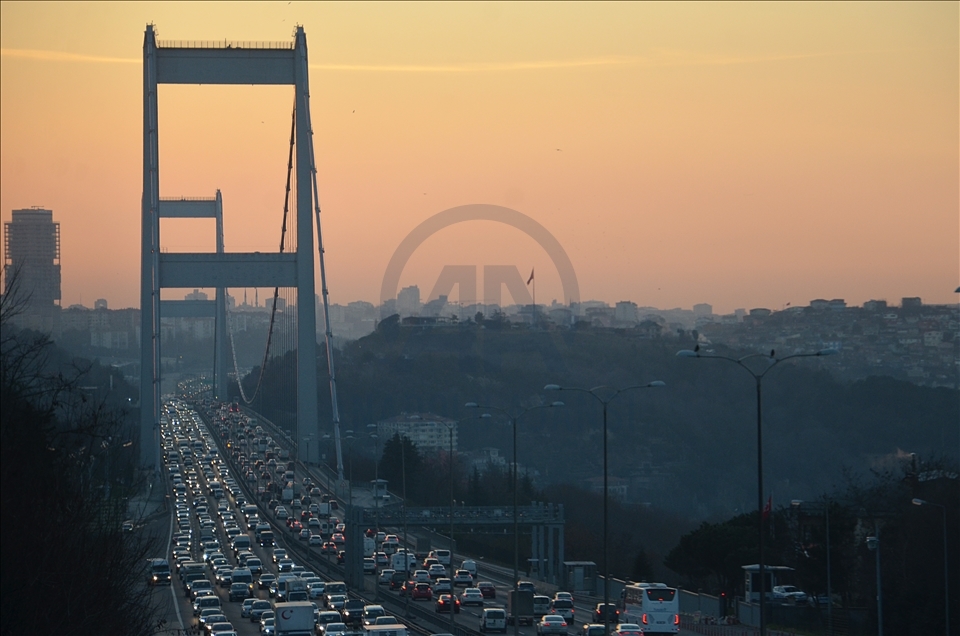 İstanbul'da sokağa çıkma kısıtlaması öncesi trafikte yoğunluk yaşanıyor