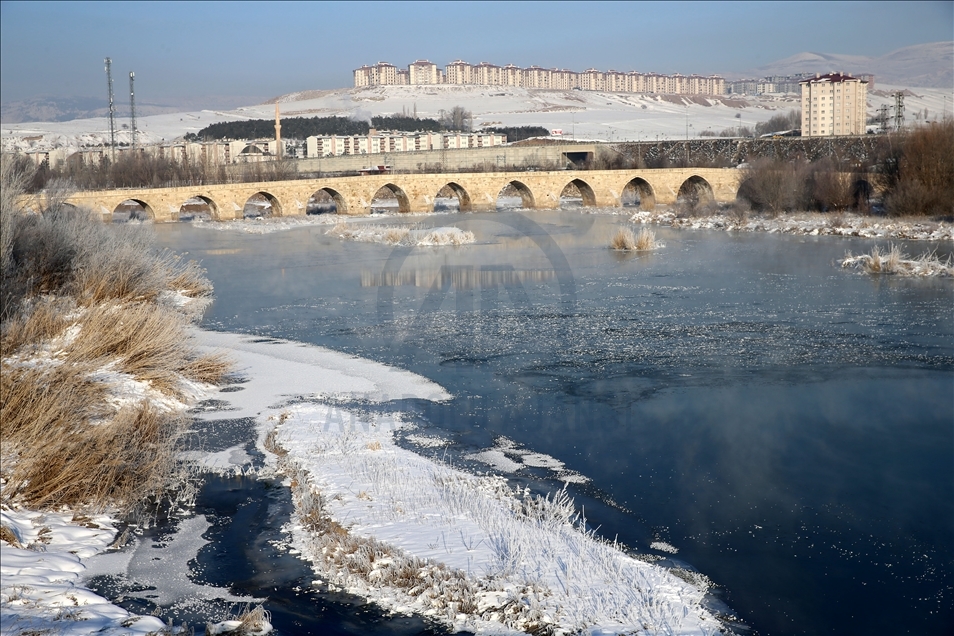 سطح رود «قزل‌ایرماق» یخ بست 