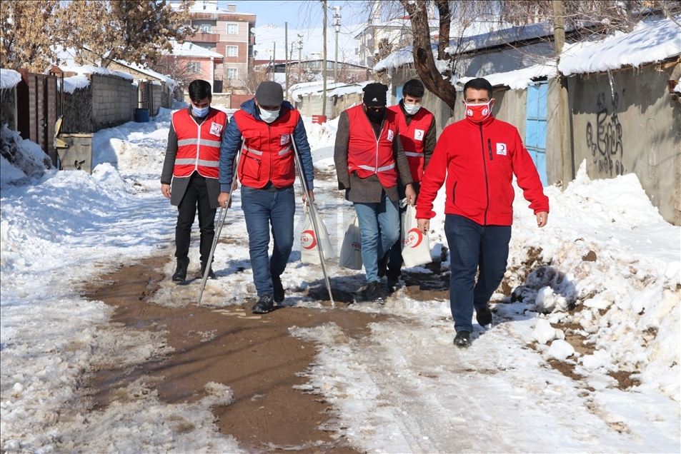 Kızılay gönüllüleri karlı yolları aşarak ihtiyaç sahiplerine yardım ulaştırıyor