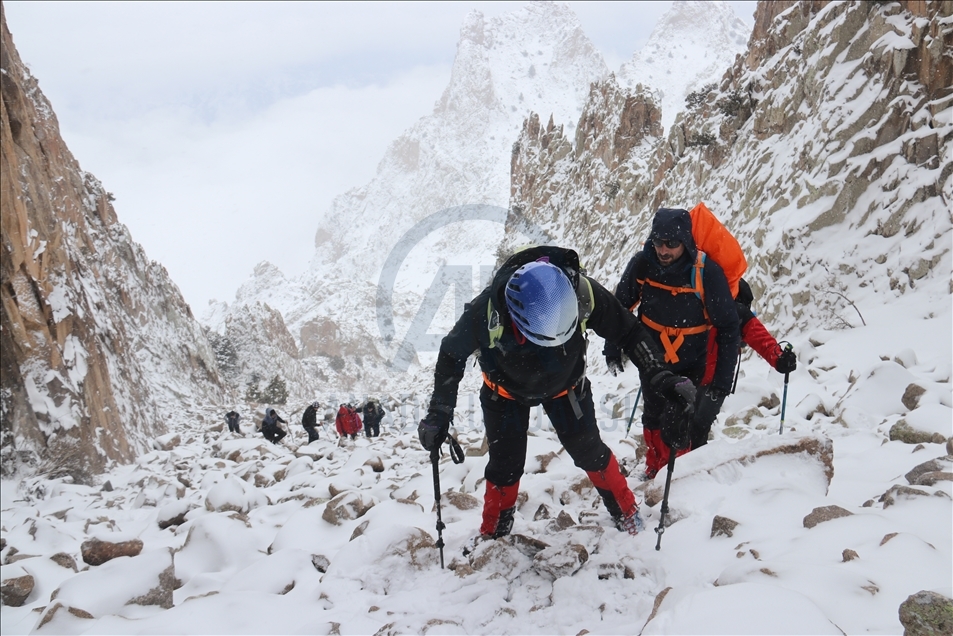 Türk dağcılar Hocalı şehitleri için Haça Dağı'na tırmandı