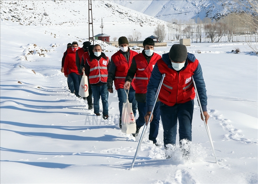 Kızılay gönüllüleri karlı yolları aşarak ihtiyaç sahiplerine yardım ulaştırıyor