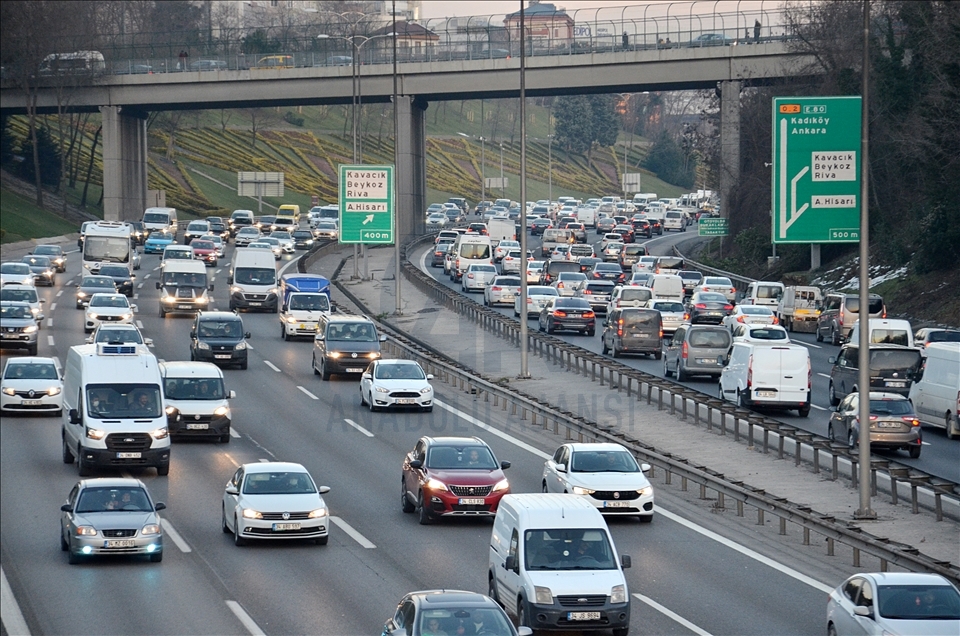 İstanbul'da sokağa çıkma kısıtlaması öncesi trafikte yoğunluk yaşanıyor