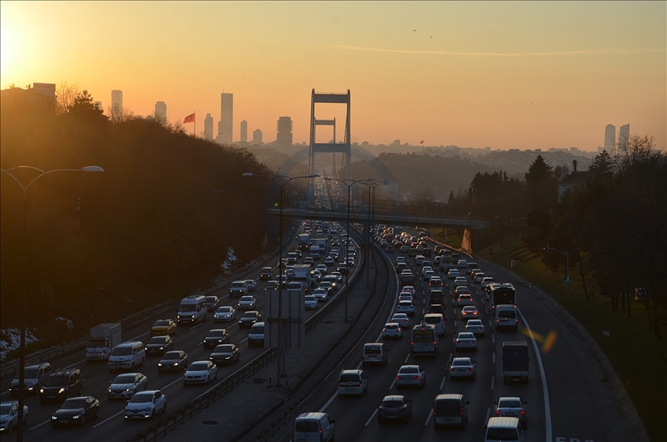 İstanbul'da sokağa çıkma kısıtlaması öncesi trafikte yoğunluk yaşanıyor