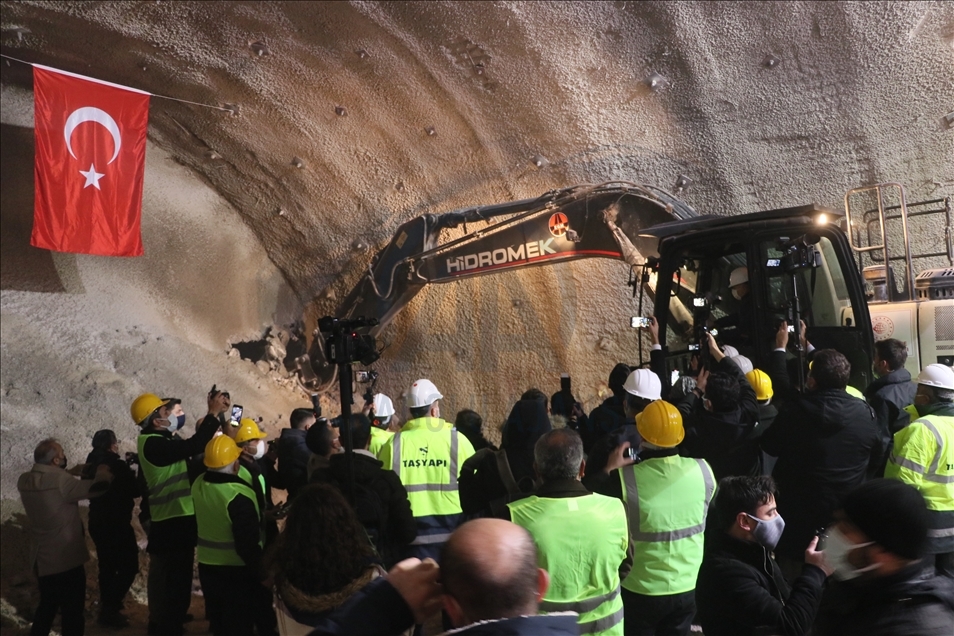 Karadeniz Bölgesi'ni İç Anadolu'ya açan Kırkdilim Geçişi'ndeki "T2 Tüneli"nde ışık göründü