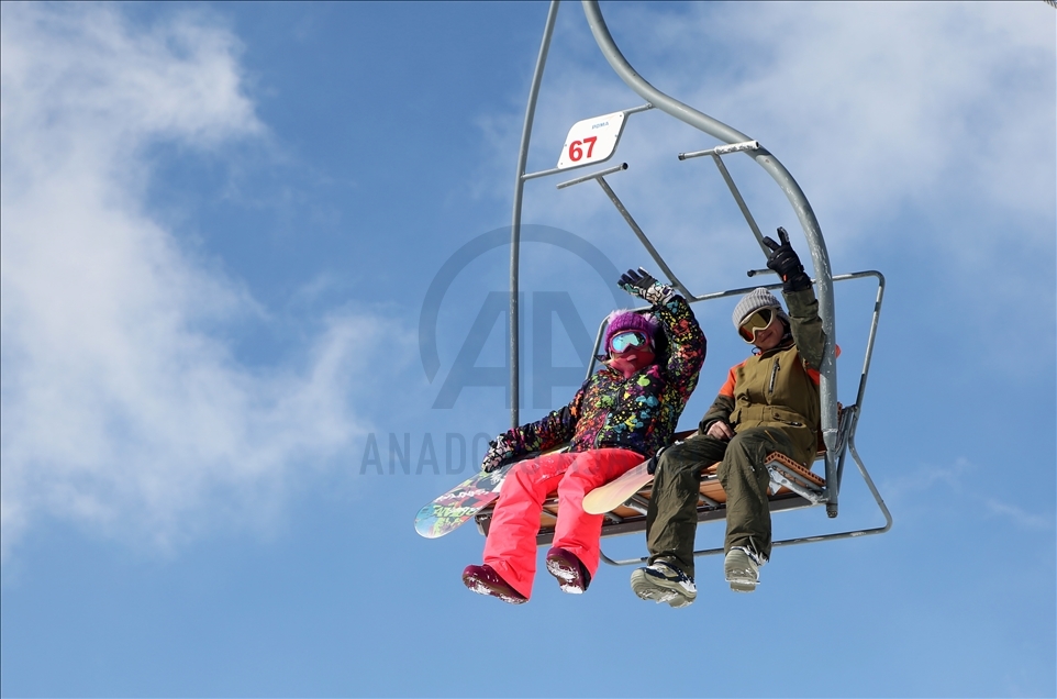 Tahran'daki kayak merkezlerinde Kovid-19'a rağmen hareketlilik yaşanıyor