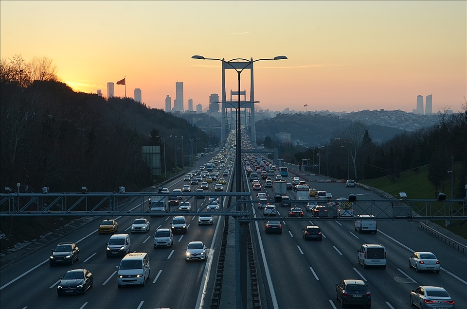İstanbul'da sokağa çıkma kısıtlaması öncesi trafikte yoğunluk yaşanıyor