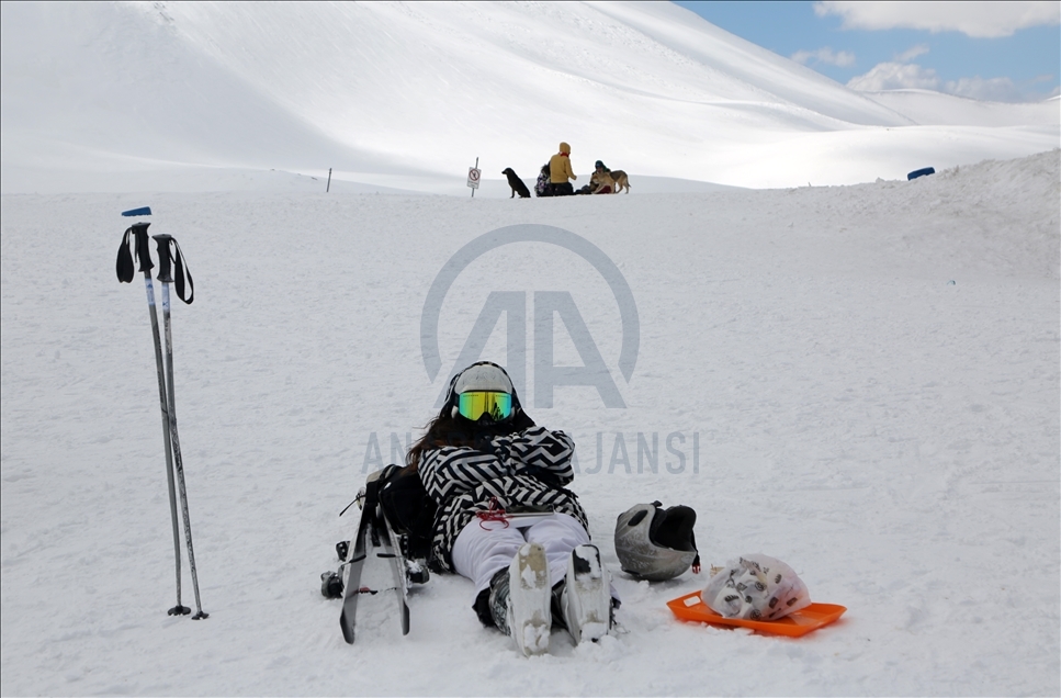 Tahran'daki kayak merkezlerinde Kovid-19'a rağmen hareketlilik yaşanıyor