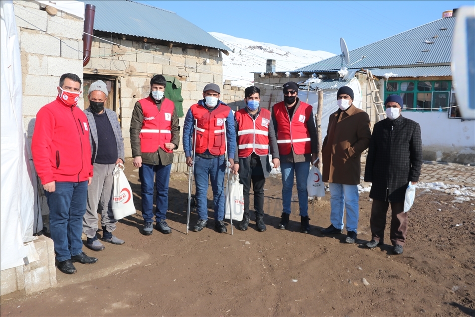 Kızılay gönüllüleri karlı yolları aşarak ihtiyaç sahiplerine yardım ulaştırıyor