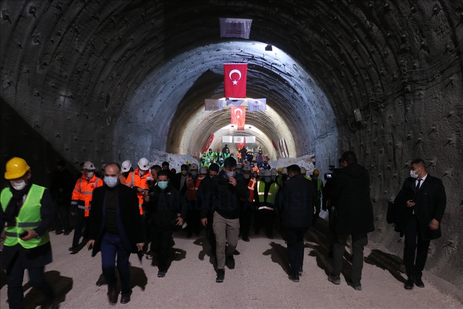 Karadeniz Bölgesi'ni İç Anadolu'ya açan Kırkdilim Geçişi'ndeki "T2 Tüneli"nde ışık göründü