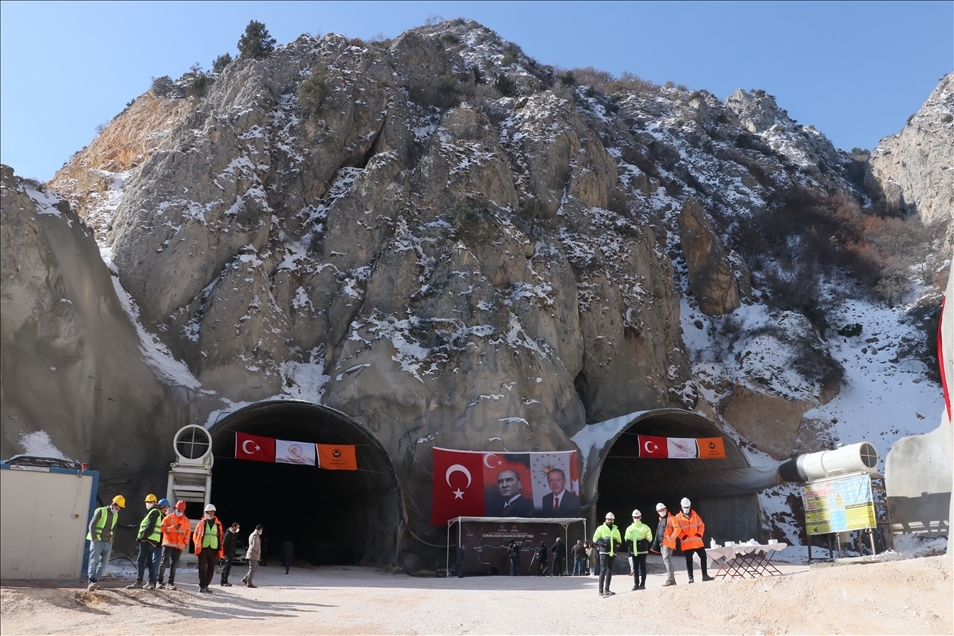 Karadeniz Bölgesi'ni İç Anadolu'ya açan Kırkdilim Geçişi'ndeki "T2 Tüneli"nde ışık göründü