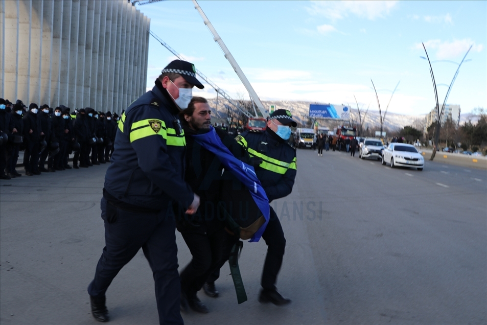 Georgia: Policía detiene a líder opositor en violenta redada