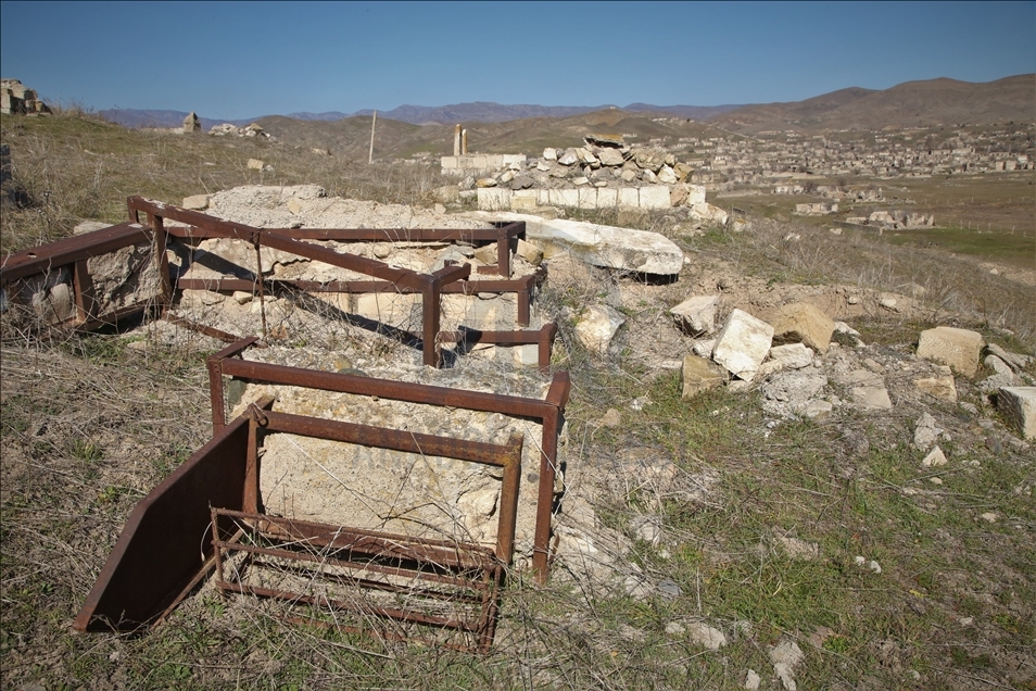 Разрушенные могилы в Карабахе: «свидетели» армянского вандализма
