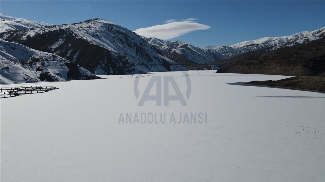 Erzincan'daki Göyne Sulama Barajı soğuk havanın etkisiyle dondu