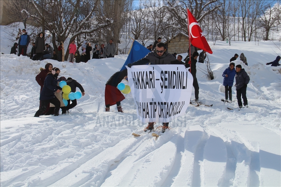Li Hekariyê mamoste û xwendekaran bi xizangan xwe şiqitandin