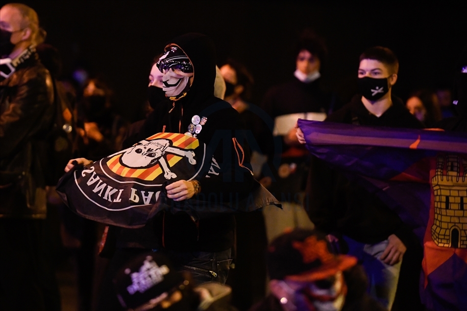 Destrozos y saqueos en nueva jornada de protestas violentas por encarcelamiento de rapero español