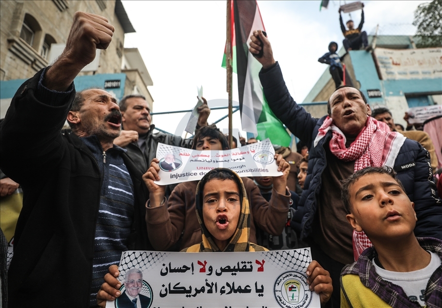 غزة...لاجئون فلسطينيون يتظاهرون ضد تقليصات مساعدات "أونروا"