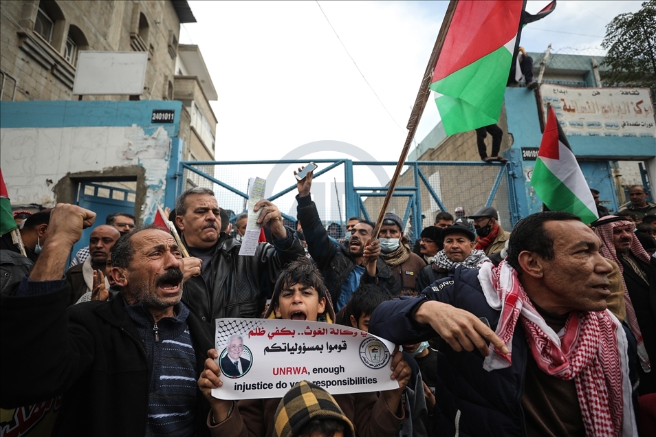 غزة...لاجئون فلسطينيون يتظاهرون ضد تقليصات مساعدات "أونروا"