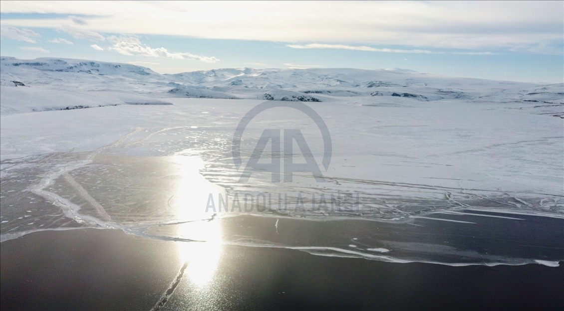 Aygir Lake in eastern Turkey welcomes photographers with its beautiful winter scenes