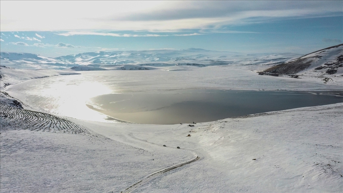 Aygir Lake in eastern Turkey welcomes photographers with its beautiful winter scenes