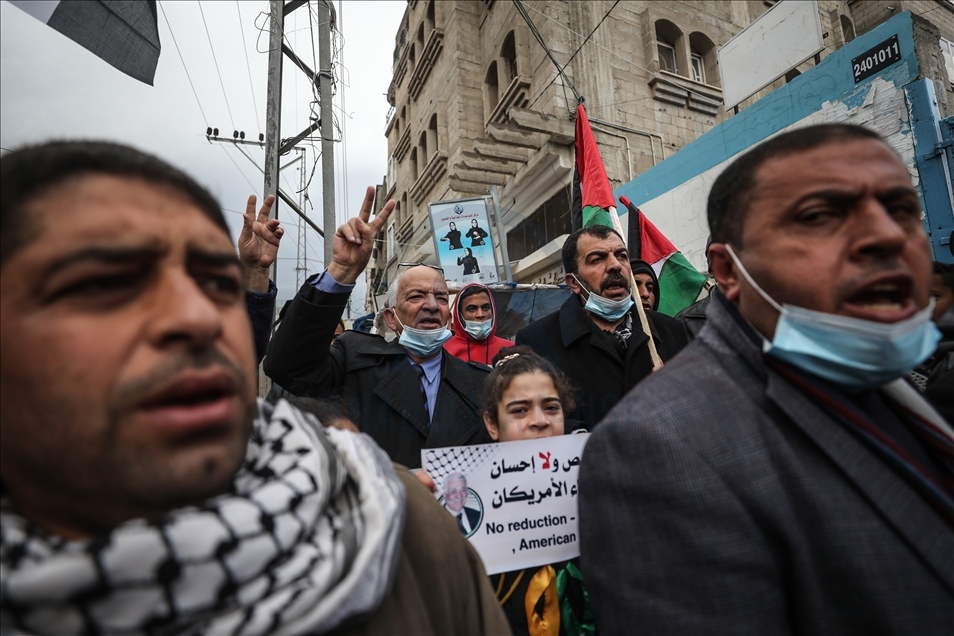 غزة...لاجئون فلسطينيون يتظاهرون ضد تقليصات مساعدات "أونروا"