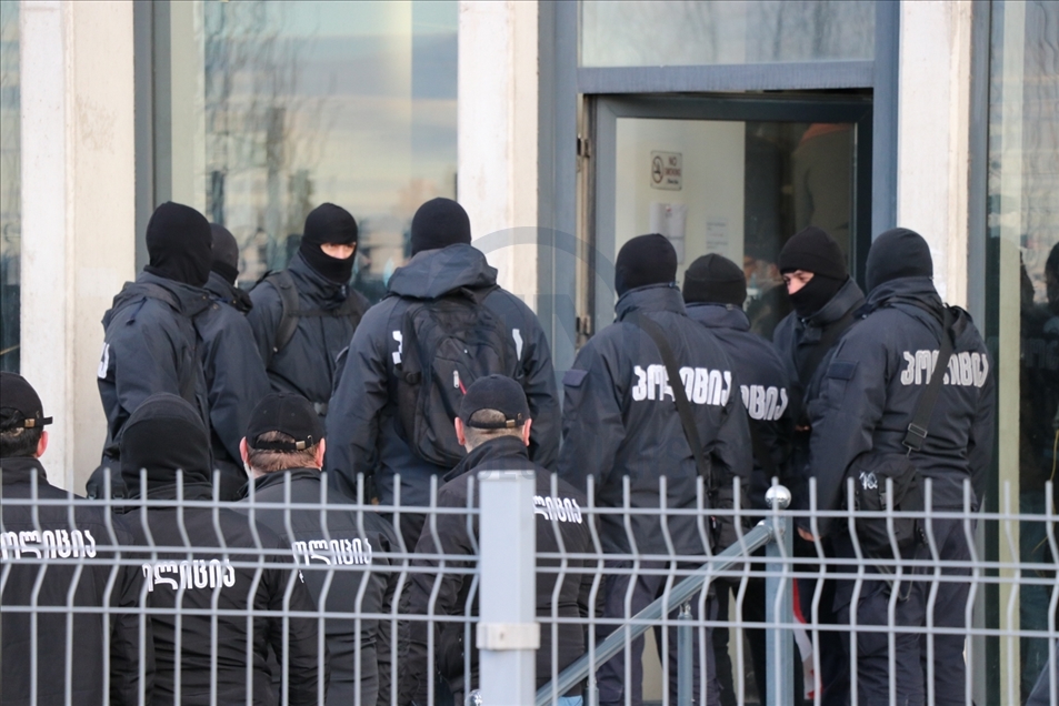 Georgia: Policía detiene a líder opositor en violenta redada