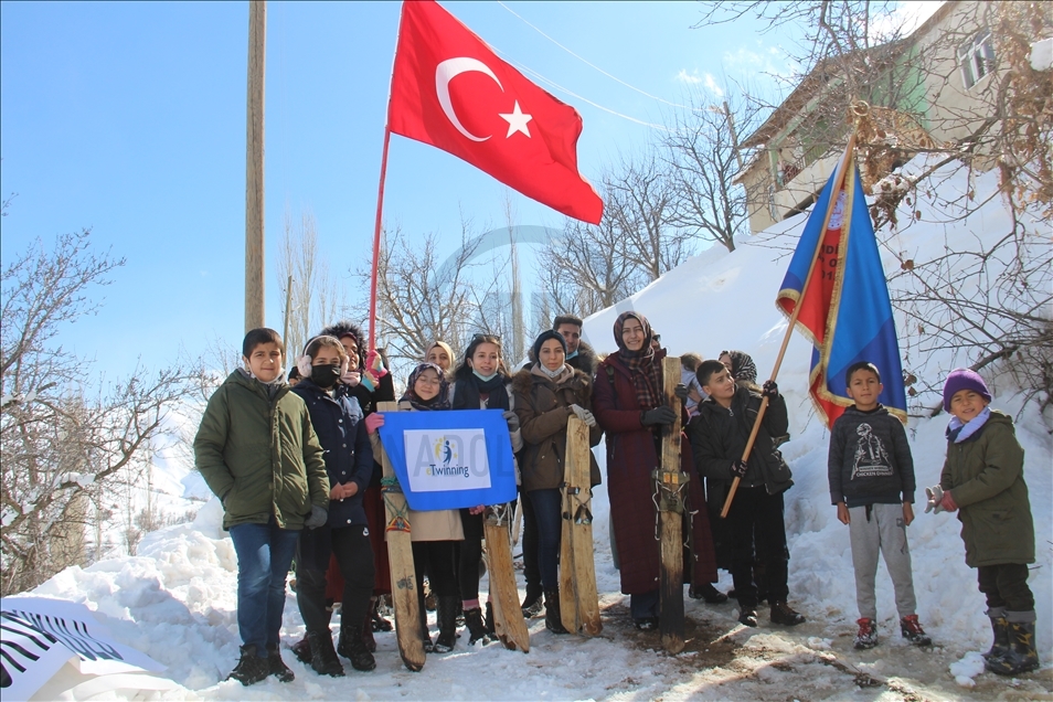 Li Hekariyê mamoste û xwendekaran bi xizangan xwe şiqitandin