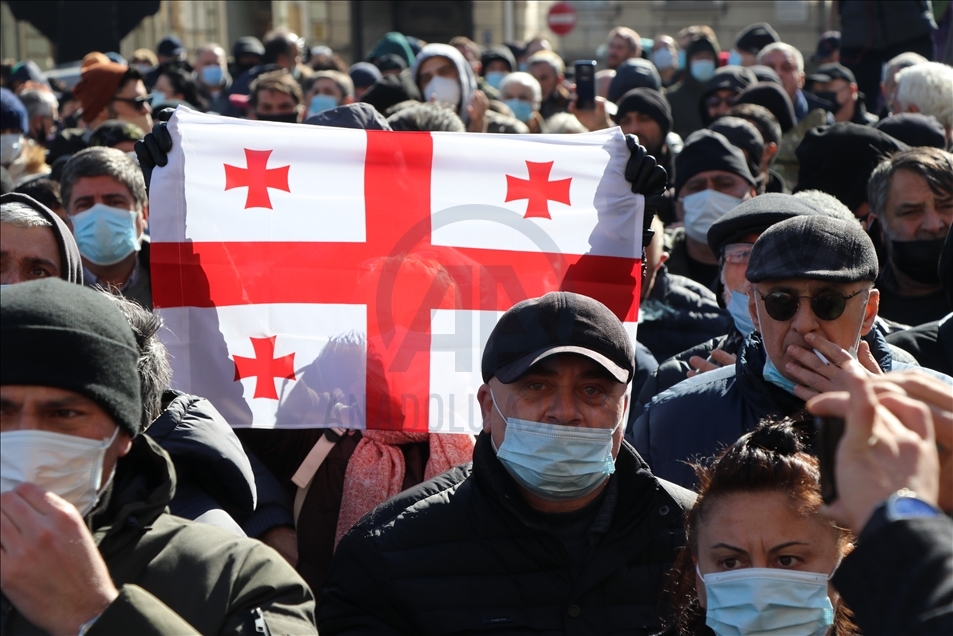 Gürcistan'da ana muhalefet partisi başkanı Nika Melia gözaltına alındıktan sonra protestolar başladı