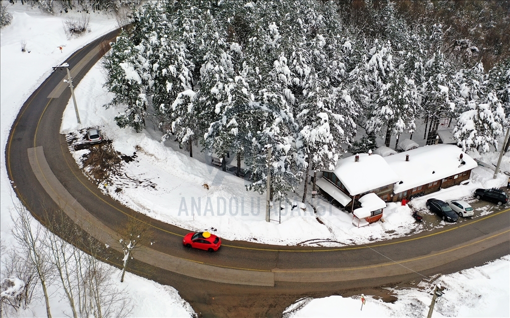 Snowfall in Kocaeli's winter tourism center Kartepe