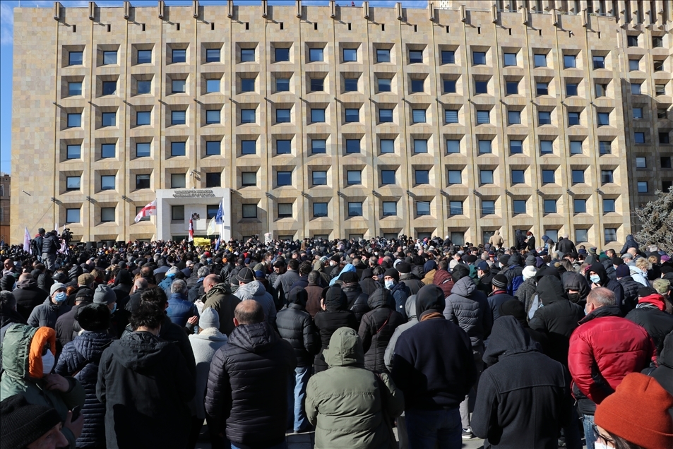 Gürcistan'da ana muhalefet partisi başkanı Nika Melia gözaltına alındıktan sonra protestolar başladı