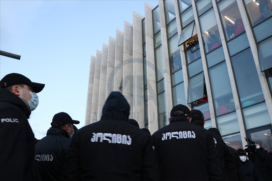 Georgia: Policía detiene a líder opositor en violenta redada