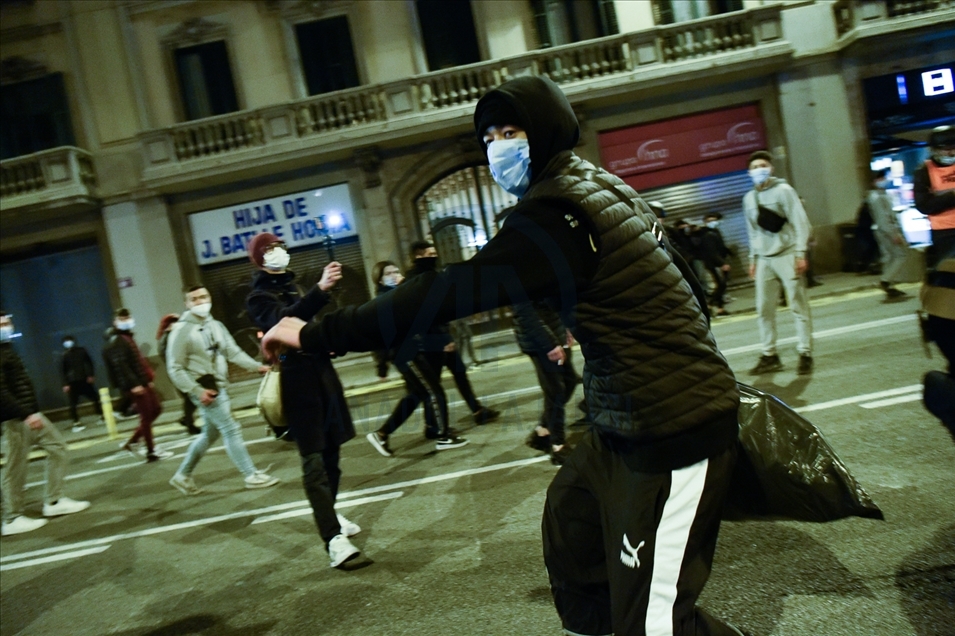 Destrozos y saqueos en nueva jornada de protestas violentas por encarcelamiento de rapero español