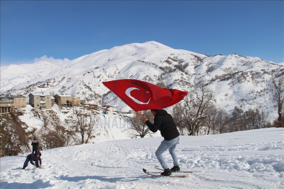 Li Hekariyê mamoste û xwendekaran bi xizangan xwe şiqitandin