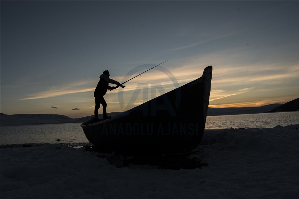 Aygir Lake in eastern Turkey welcomes photographers with its beautiful winter scenes