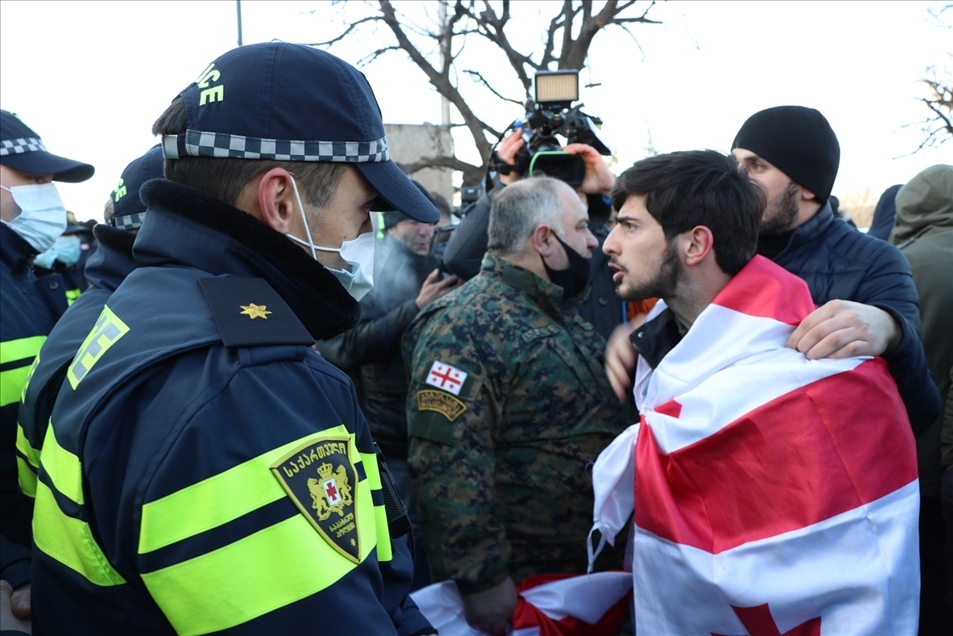 Georgia: Policía detiene a líder opositor en violenta redada