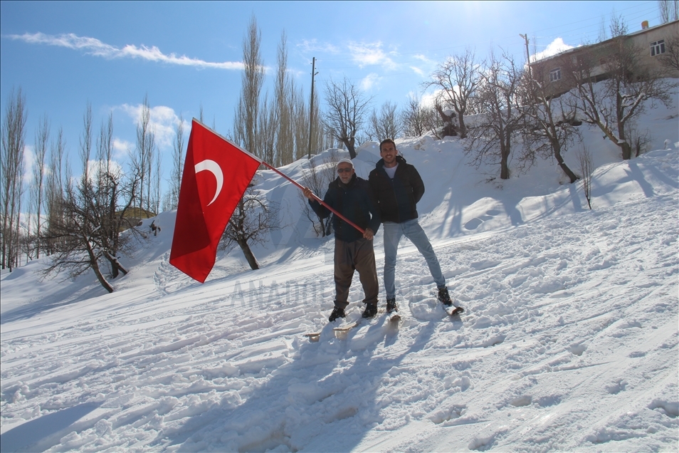 Li Hekariyê mamoste û xwendekaran bi xizangan xwe şiqitandin