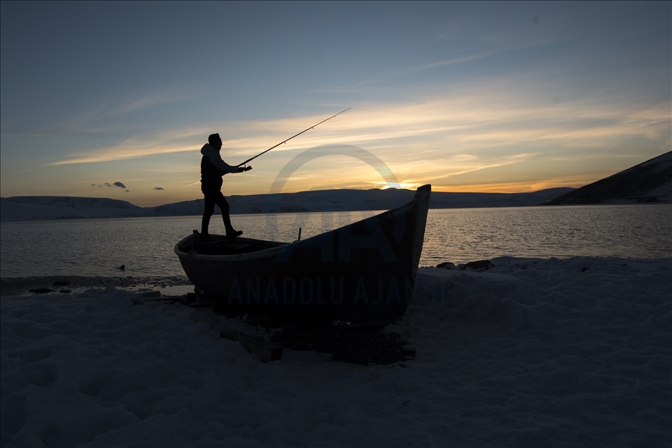 Aygir Lake in eastern Turkey welcomes photographers with its beautiful winter scenes