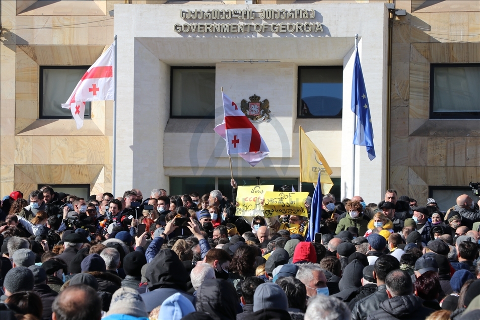Gürcistan'da ana muhalefet partisi başkanı Nika Melia gözaltına alındıktan sonra protestolar başladı