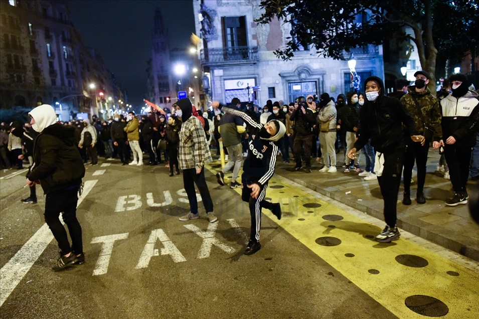 Destrozos y saqueos en nueva jornada de protestas violentas por encarcelamiento de rapero español