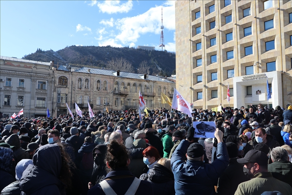 Gürcistan'da ana muhalefet partisi başkanı Nika Melia gözaltına alındıktan sonra protestolar başladı