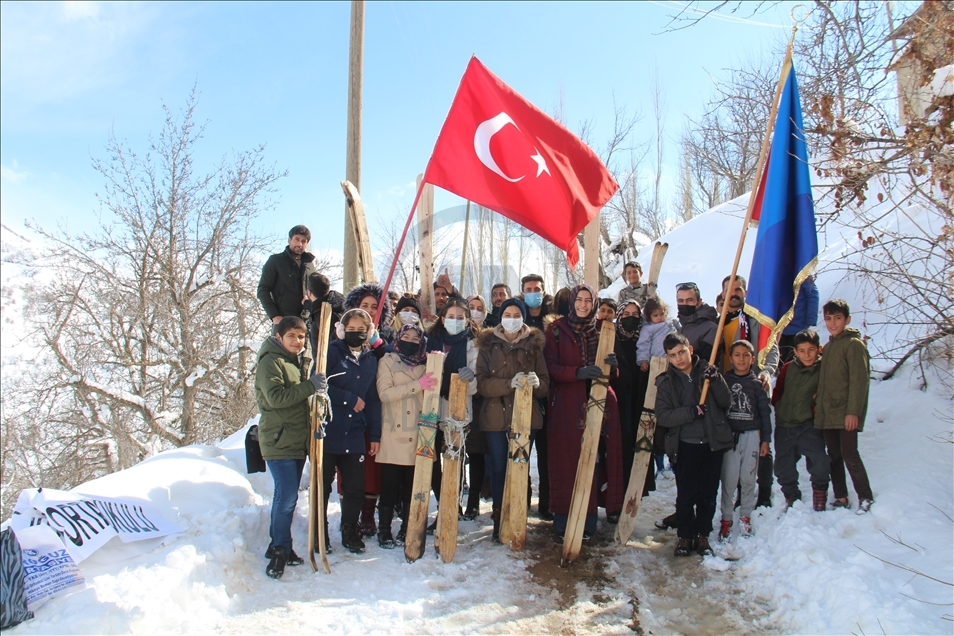 Li Hekariyê mamoste û xwendekaran bi xizangan xwe şiqitandin