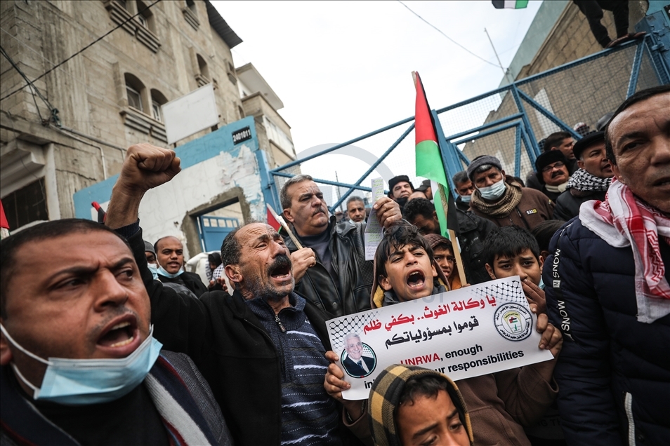 غزة...لاجئون فلسطينيون يتظاهرون ضد تقليصات مساعدات "أونروا"