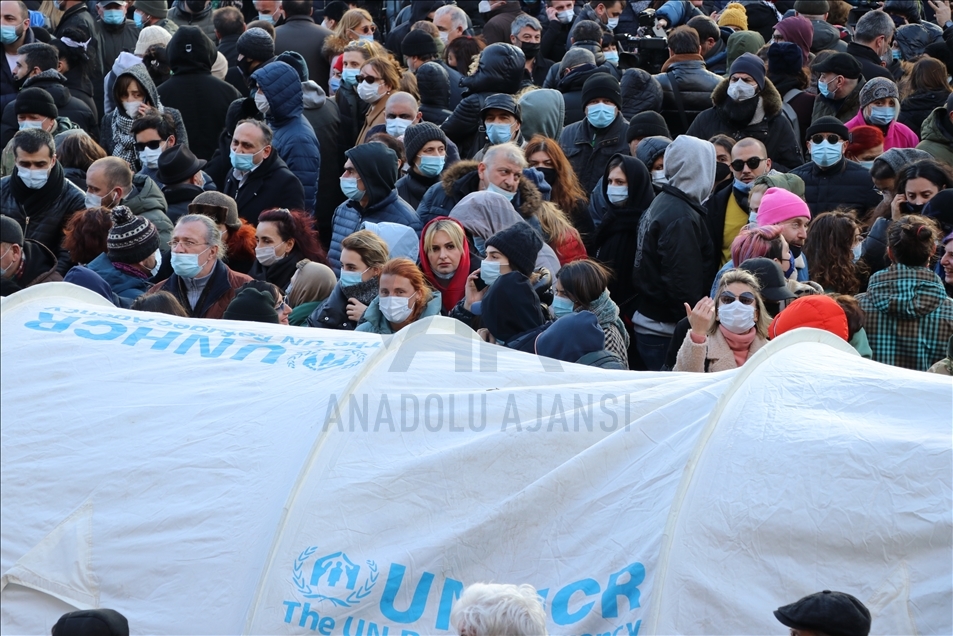 Gürcistan'da ana muhalefet partisi başkanı Nika Melia gözaltına alındıktan sonra protestolar başladı