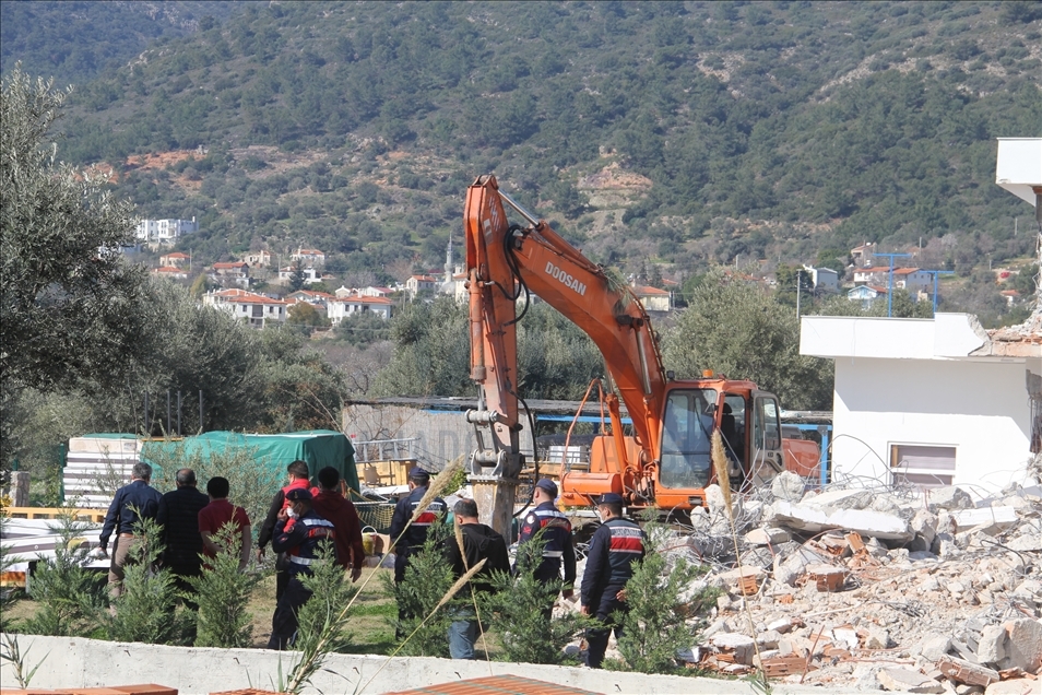 Datça'da imara aykırı binaların yıkımına devam ediliyor