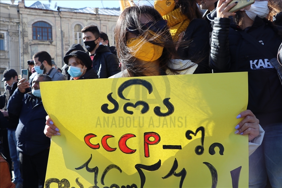 Gürcistan'da ana muhalefet partisi başkanı Nika Melia gözaltına alındıktan sonra protestolar başladı