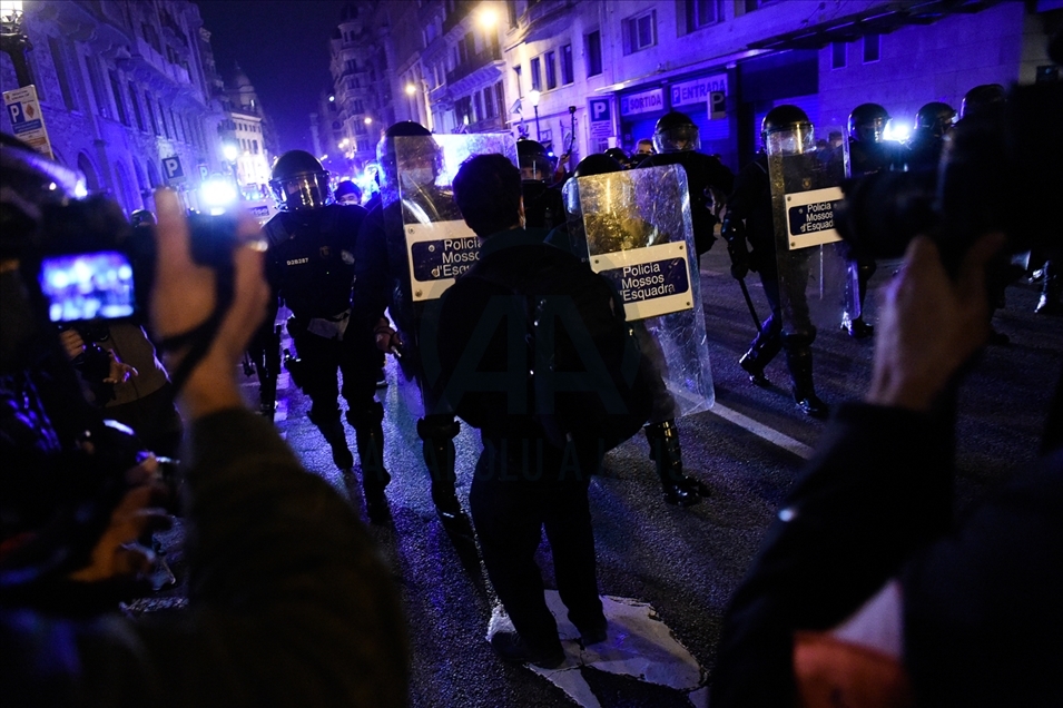 Destrozos y saqueos en nueva jornada de protestas violentas por encarcelamiento de rapero español