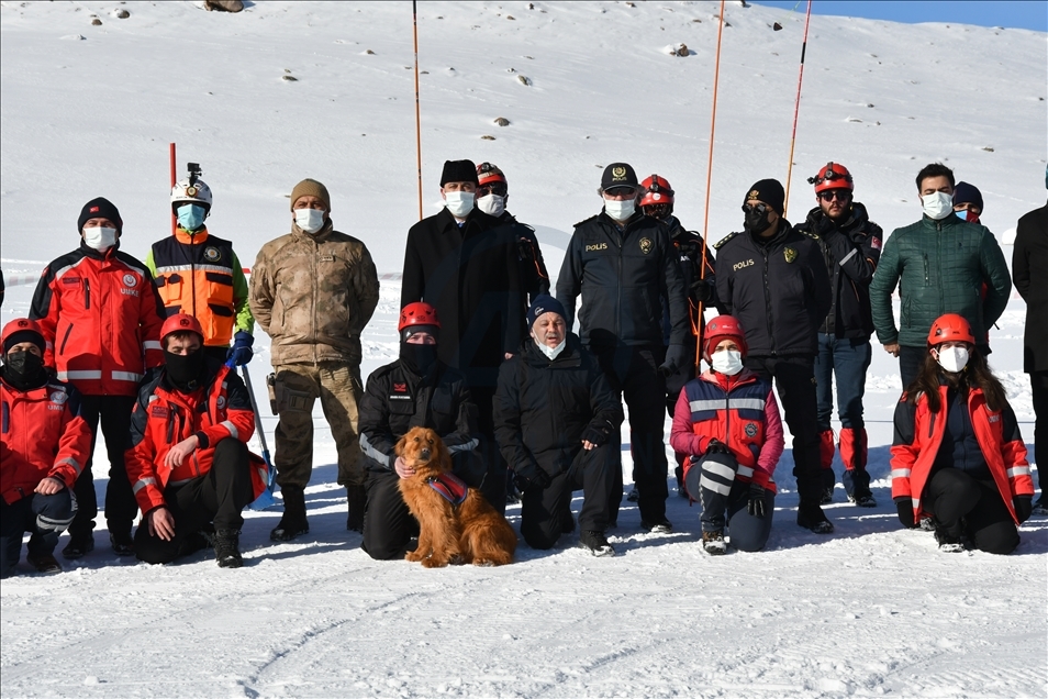 Kars'ta 2 bin 500 rakımda çığ tatbikatı gerçekleştirildi