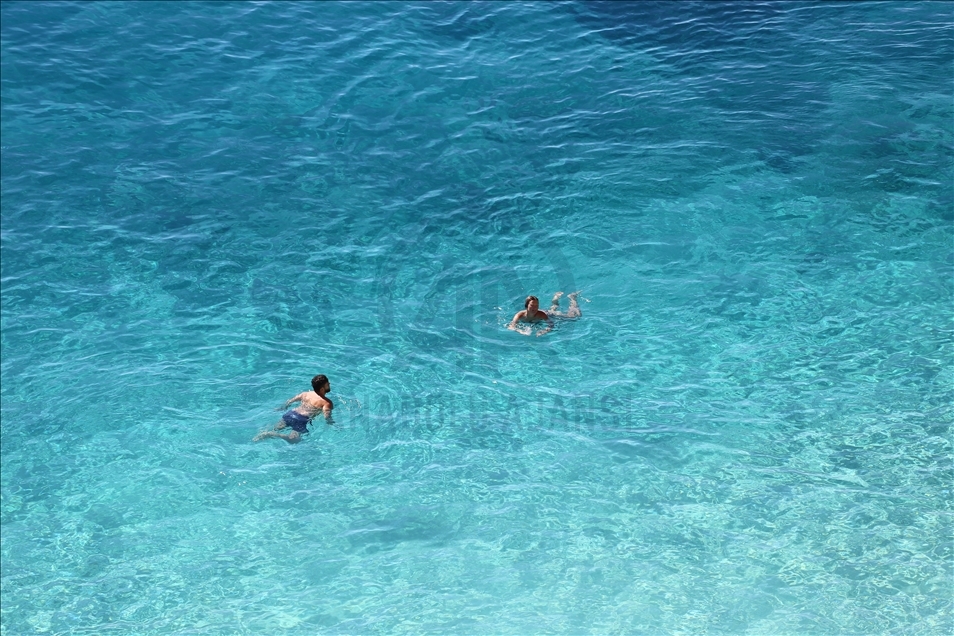 لذت شنا در سواحل آنتالیا